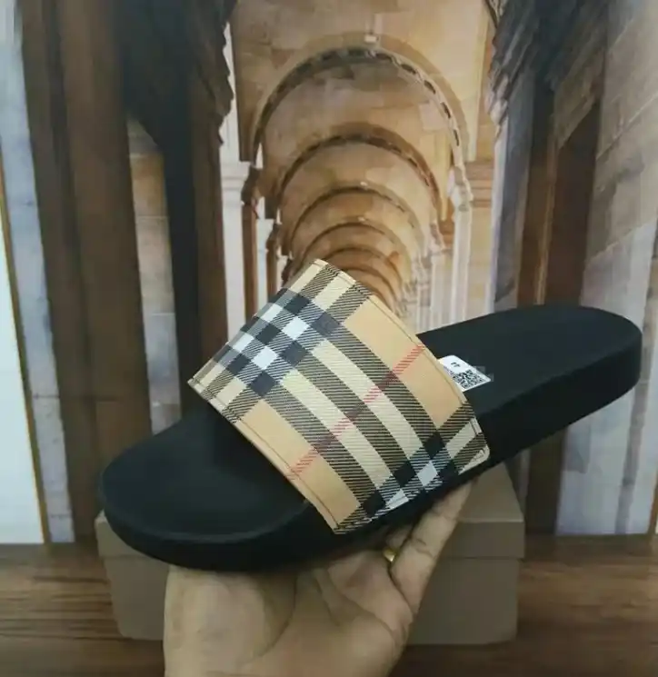 Burberry&Yeezy Slides 1
