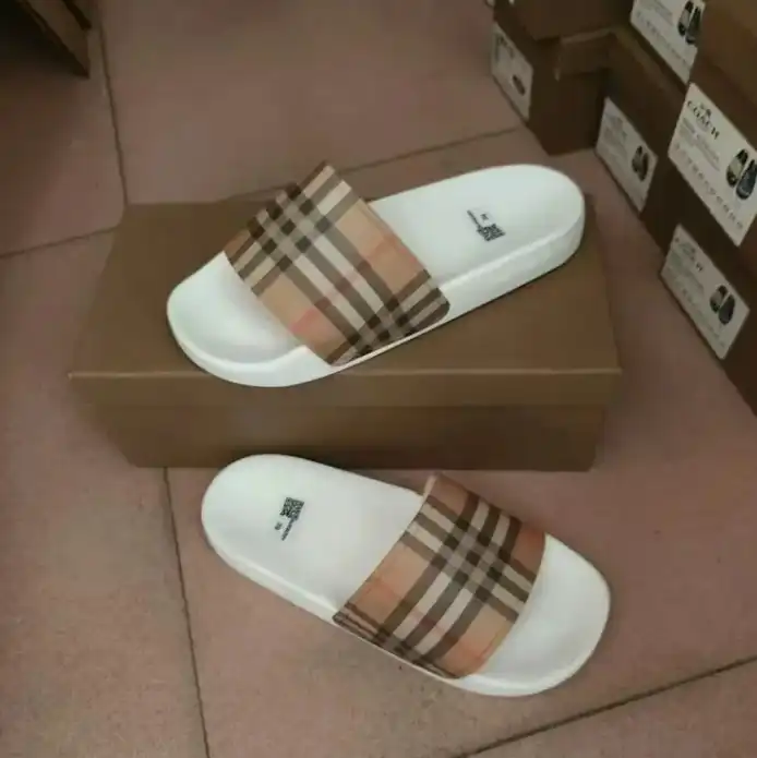 Burberry&Yeezy Slides 4